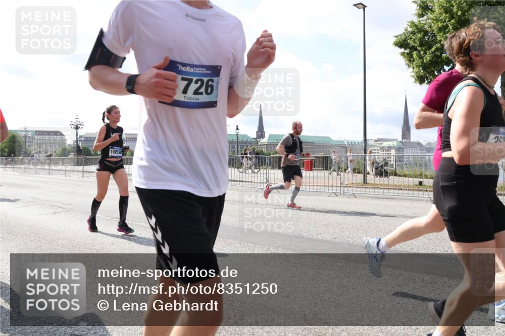 29.06.2025 - hella hamburg halbmarathon Lena Gebhardt http://msf.ph/oto/8351250 29.06.2025 10:01:08 Lombardsbrücke 1659, 726, 1130, 1387, 1420, 1611, 1726, 2006, 2091, 2354, 2363, 2490, 2936, 3059, 3141, 3425, 3625, 3740, 3983, 4068, 4238, 4249, 4319, 4370, 4616, 4649, 4708, 5033, 5418, 5675, 5870, 6087, 6147, 0000, 6487, 6531, 6591, 6714, 6757, 6835, 6924, 7287, 7658, 7757, 7759, 7761, 7846, 8045, 8046, 8255, 8326, 8478, 8632, 8923, 9124, 9553, 9555, 9577, 9932, 10074, 10188, 10271, 10383, 10576, 11465 meine-sportfotos.de