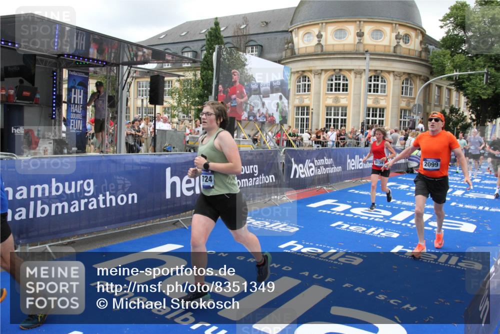 29.06.2025 - hella hamburg halbmarathon Michael Strokosch http://msf.ph/oto/8351349 29.06.2025 10:53:00 Ziel 1257, 1258, 2099, 4557, 4558, 4770, 5907, 7509, 8139, 8720, 8955, 10724, 12367, 12519, 12910, 14791, 15430, 18590, 18720 meine-sportfotos.de