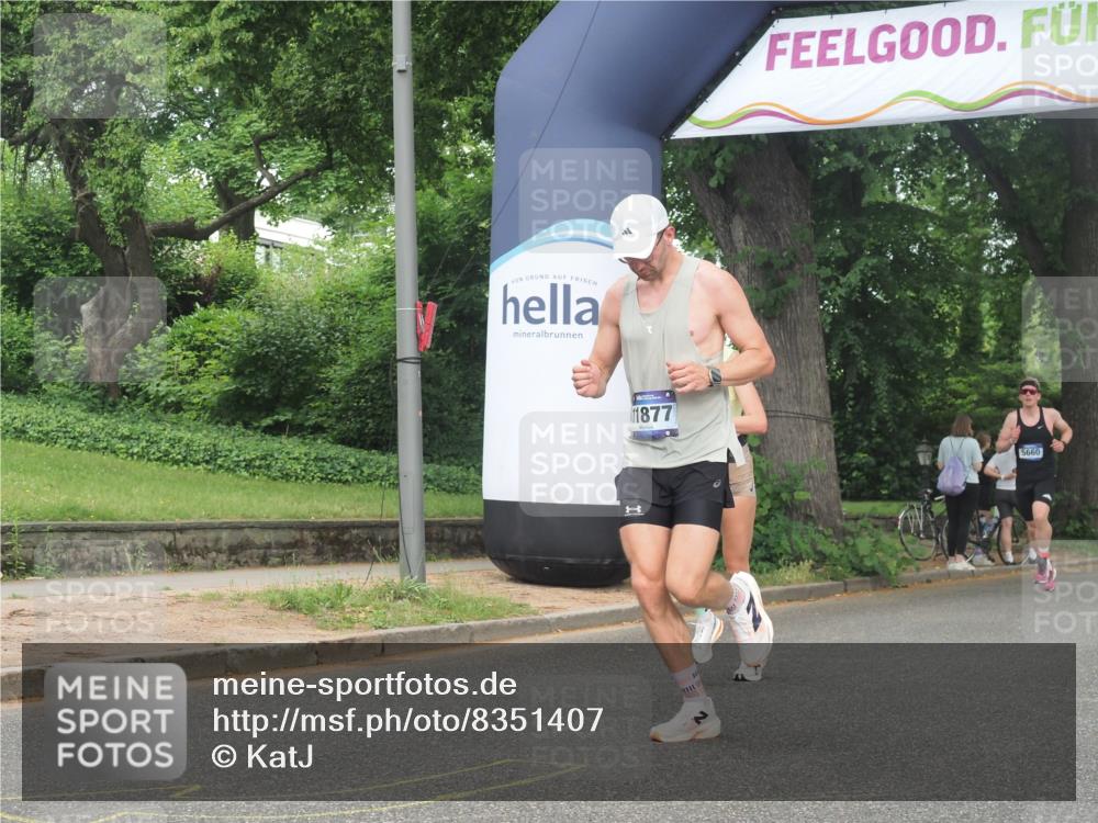 29.06.2025 - hella hamburg halbmarathon KatJ http://msf.ph/oto/8351407 29.06.2025 10:21:19 Zwischen KM18-KM19 3955, 7845 meine-sportfotos.de