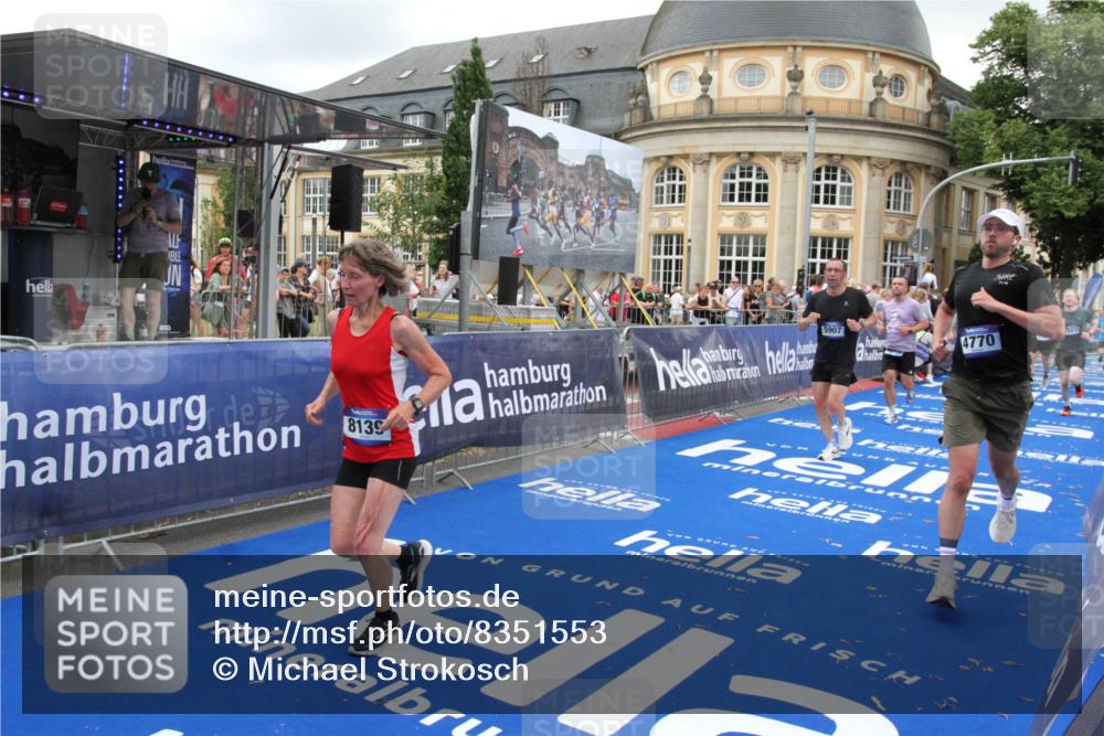 29.06.2025 - hella hamburg halbmarathon Michael Strokosch http://msf.ph/oto/8351553 29.06.2025 10:53:01 Ziel 1258, 2099, 3334, 4557, 4558, 4770, 5907, 7509, 8139, 8720, 9093, 10724, 12155, 12367, 12519, 12910, 14791, 15430, 18590, 18720 meine-sportfotos.de