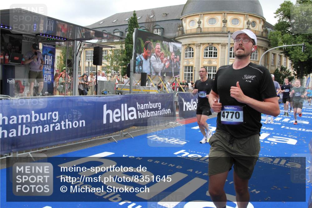 29.06.2025 - hella hamburg halbmarathon Michael Strokosch http://msf.ph/oto/8351645 29.06.2025 10:53:02 Ziel 2099, 3334, 4770, 5907, 7509, 8139, 8587, 9093, 10724, 12155, 12367, 12519, 12910, 14791, 15430, 18590, 18720 meine-sportfotos.de