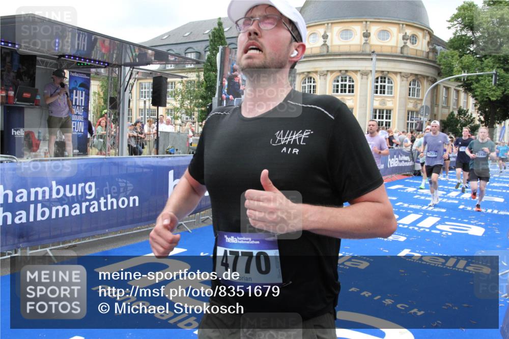 29.06.2025 - hella hamburg halbmarathon Michael Strokosch http://msf.ph/oto/8351679 29.06.2025 10:53:02 Ziel 2099, 3334, 4770, 5907, 7509, 8139, 8587, 9093, 10724, 12155, 12367, 12519, 12910, 14791, 15430, 18590, 18720 meine-sportfotos.de