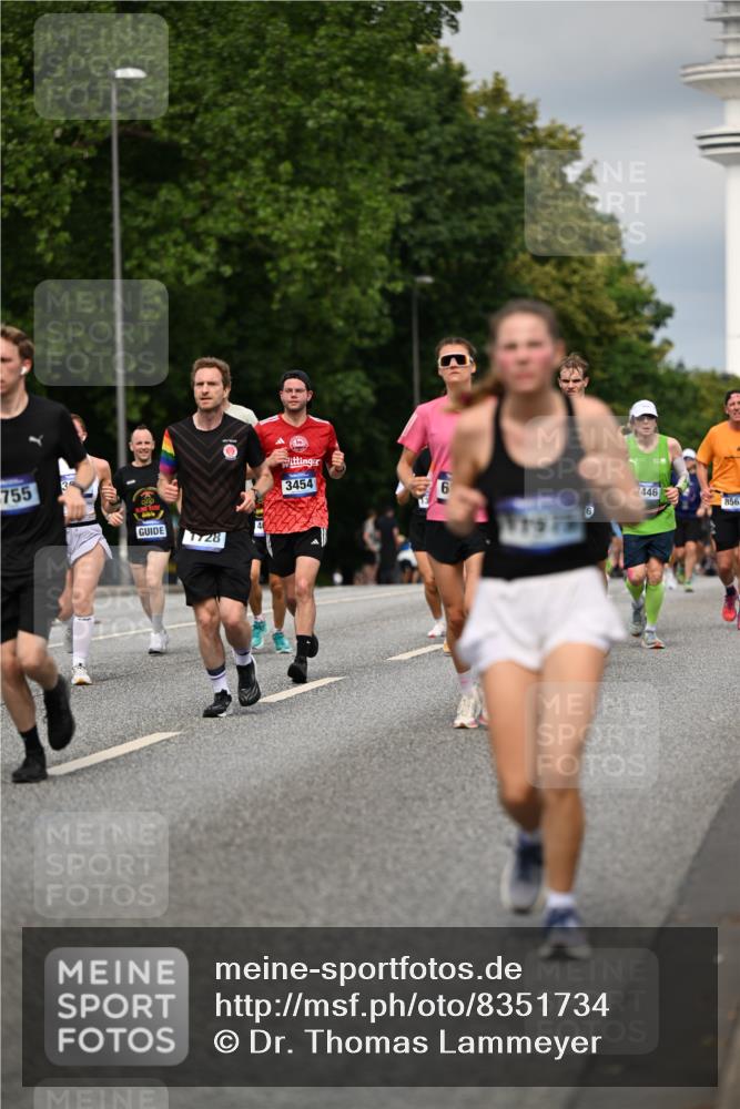 29.06.2025 - hella hamburg halbmarathon Dr. Thomas Lammeyer http://msf.ph/oto/8351734 29.06.2025 10:18:40 Kennedybrücke 1071, 1131, 1480, 1728, 2046, 2690, 3020, 3025, 3454, 3691, 3834, 5191, 6181, 6366, 6717, 6724, 7195, 7442, 7446, 7447, 7881, 8055, 8275, 8522, 8563, 8755, 8854, 8892, 9173, 9663, 9709, 10224, 10977 meine-sportfotos.de