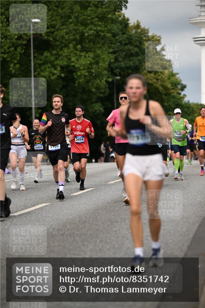 29.06.2025 - hella hamburg halbmarathon Dr. Thomas Lammeyer http://msf.ph/oto/8351742 29.06.2025 10:18:41 Kennedybrücke 1071, 1131, 1480, 1728, 2046, 2690, 3020, 3025, 3454, 3691, 3834, 5191, 6181, 6366, 6717, 6724, 7195, 7442, 7446, 7447, 7881, 8055, 8275, 8522, 8563, 8755, 8854, 8892, 9173, 9663, 9709, 10224, 10977 meine-sportfotos.de
