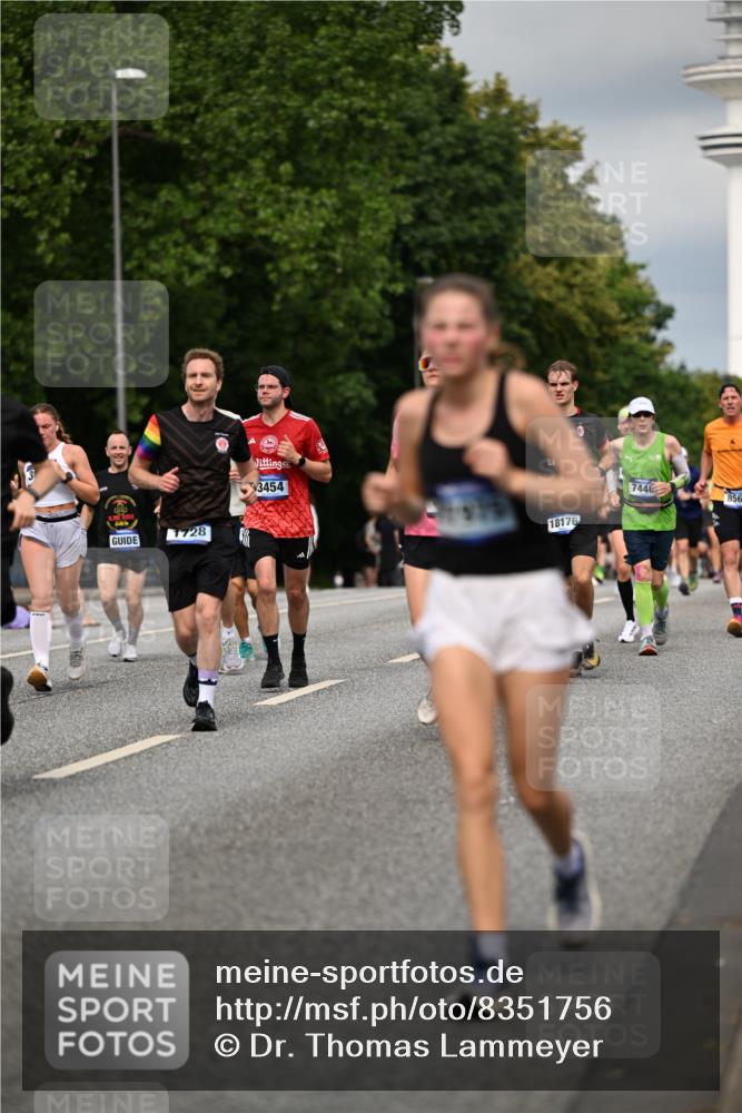 29.06.2025 - hella hamburg halbmarathon Dr. Thomas Lammeyer http://msf.ph/oto/8351756 29.06.2025 10:18:41 Kennedybrücke 1071, 1131, 1480, 1728, 2046, 2690, 3020, 3025, 3454, 3691, 3834, 5191, 6181, 6366, 6717, 6724, 7195, 7442, 7446, 7447, 7881, 8055, 8275, 8522, 8563, 8755, 8854, 8892, 9173, 9663, 9709, 10224, 10977 meine-sportfotos.de
