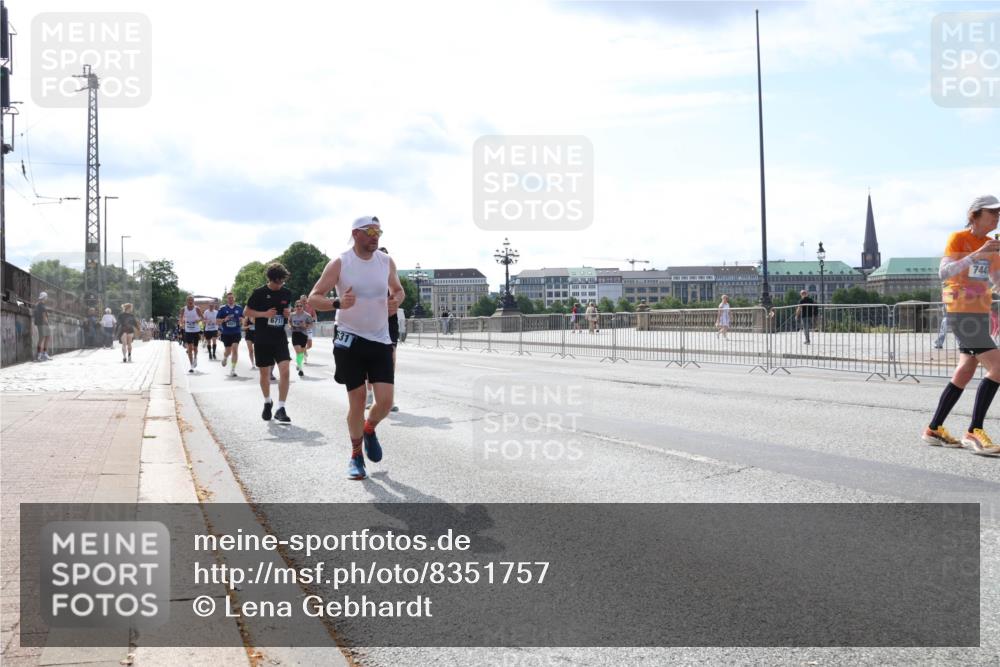 29.06.2025 - hella hamburg halbmarathon Lena Gebhardt http://msf.ph/oto/8351757 29.06.2025 10:13:47 Lombardsbrücke 6717, 631, 744, 1007, 1131, 1194, 1480, 1859, 2055, 2359, 2721, 2904, 2987, 3729, 4001, 4187, 4795, 4950, 4962, 5232, 5546, 5631, 5719, 6026, 6710, 6717, 6724, 7346, 7446, 7447, 7460, 7462, 7913, 8279, 8673, 9128, 9527, 9612, 9631, 10442, 10443, 10977, 11441, 11987, 12313, 12492, 12797, 12928, 12929, 13331, 13928, 15085, 15482, 15663, 15721, 15722, 15922, 16491, 17439, 17472, 17474, 17985, 18041, 18222, 18231, 18236, 18239 meine-sportfotos.de