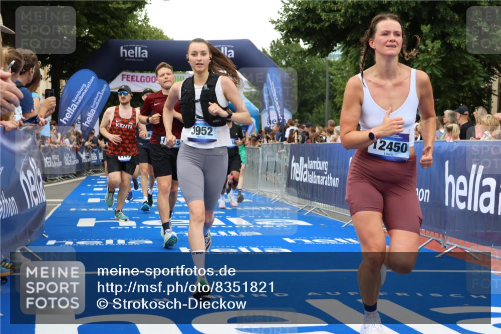 29.06.2025 - hella hamburg halbmarathon Strokosch-Dieckow http://msf.ph/oto/8351821 29.06.2025 10:52:38 Ziel 2287, 2346, 2670, 3952, 3999, 5116, 5194, 6561, 6562, 7475, 9739, 9869, 10115, 11459, 11689, 12450, 12482, 13051, 13301, 14122, 14805, 15001, 16467, 18331, 18982, 19244 meine-sportfotos.de