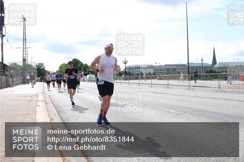 29.06.2025 - hella hamburg halbmarathon Lena Gebhardt http://msf.ph/oto/8351844 29.06.2025 10:13:48 Lombardsbrücke 6717, 631, 1007, 1131, 1194, 1480, 1859, 2055, 2359, 2721, 2904, 2987, 3729, 4001, 4187, 4795, 4950, 4962, 5232, 5546, 5631, 5719, 6026, 6710, 6717, 6724, 7346, 7446, 7447, 7460, 7462, 7913, 8279, 8673, 9128, 9527, 9612, 9631, 10442, 10443, 10977, 11441, 11987, 12313, 12797, 12928, 12929, 13331, 13788, 13928, 15085, 15482, 15663, 15721, 15722, 15840, 16491, 17439, 17472, 17474, 17985, 18041, 18222, 18231, 18236, 18239 meine-sportfotos.de