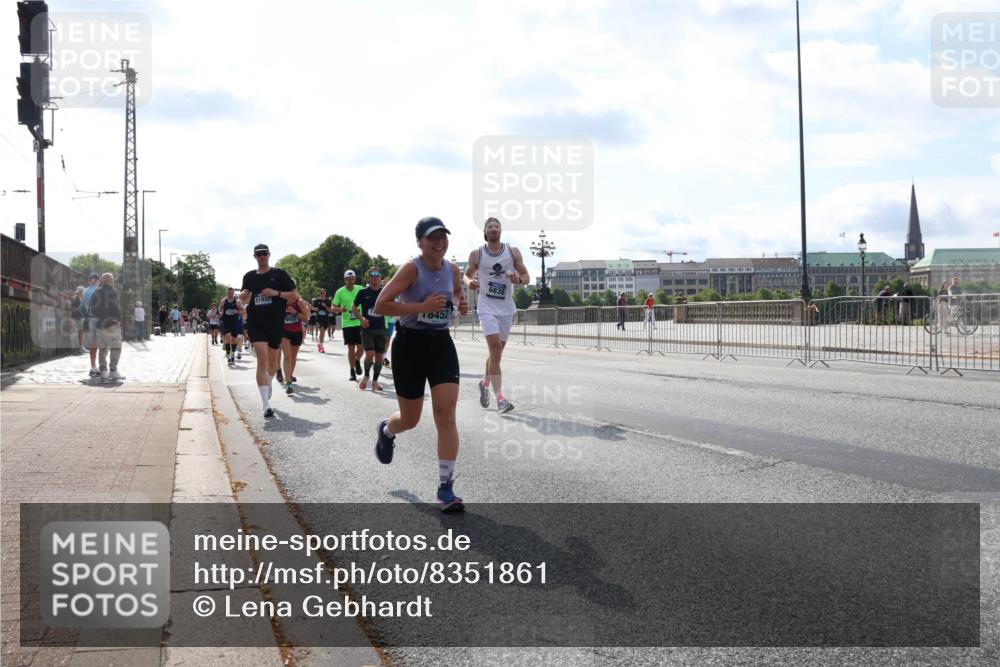 29.06.2025 - hella hamburg halbmarathon Lena Gebhardt http://msf.ph/oto/8351861 29.06.2025 10:01:10 Lombardsbrücke 11937, 10452, 6835, 1130, 1387, 1420, 1611, 1726, 2006, 2091, 2354, 2363, 2490, 2936, 3059, 3141, 3425, 3625, 3663, 3740, 3983, 4068, 4238, 4249, 4319, 4370, 4616, 4649, 4708, 5033, 5418, 5675, 5870, 6087, 6147, 0000, 6487, 6531, 6591, 6714, 6757, 6835, 6924, 7287, 7658, 7757, 7759, 7761, 7846, 8030, 8045, 8046, 8191, 8255, 8326, 8478, 8632, 8691, 8923, 9124, 9553, 9555, 9577, 9932, 10074, 10188, 10271, 10383, 10576, 11465 meine-sportfotos.de