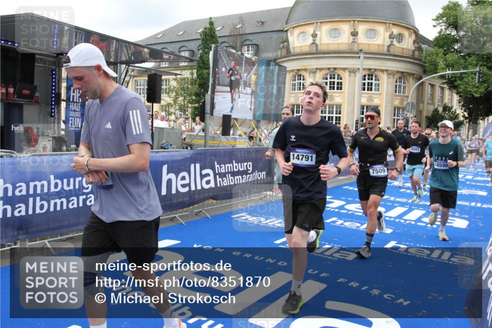 29.06.2025 - hella hamburg halbmarathon Michael Strokosch http://msf.ph/oto/8351870 29.06.2025 10:53:05 Ziel 2208, 3059, 3258, 3334, 4121, 5907, 7509, 7864, 8587, 9093, 9537, 12155, 12367, 12519, 12910, 14323, 14791, 15430, 18590, 18720, 19208 meine-sportfotos.de