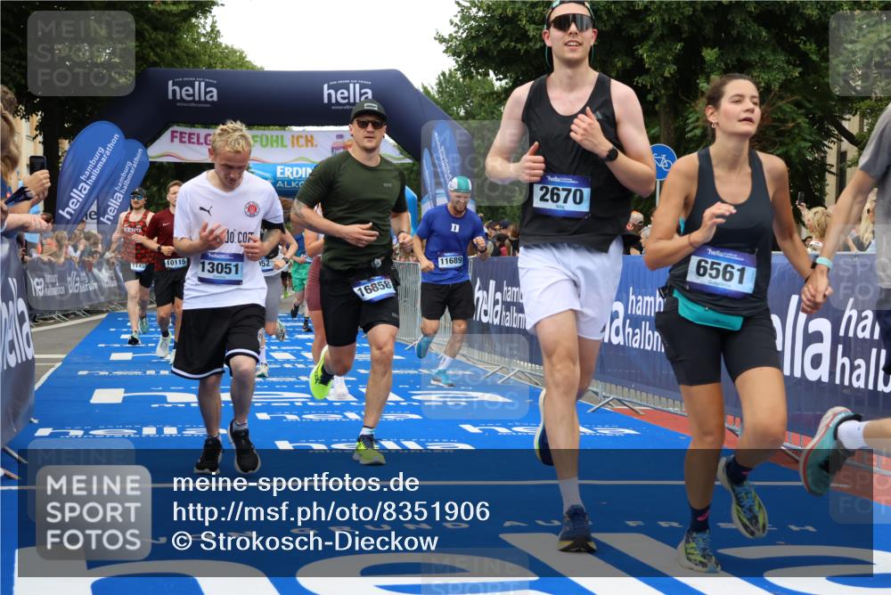 29.06.2025 - hella hamburg halbmarathon Strokosch-Dieckow http://msf.ph/oto/8351906 29.06.2025 10:52:35 Ziel 2346, 2670, 3715, 3952, 3999, 5116, 6561, 6562, 7232, 7475, 9145, 9739, 9869, 10115, 11459, 11689, 12450, 12482, 13051, 13301, 14122, 14561, 15001, 15980, 18982 meine-sportfotos.de