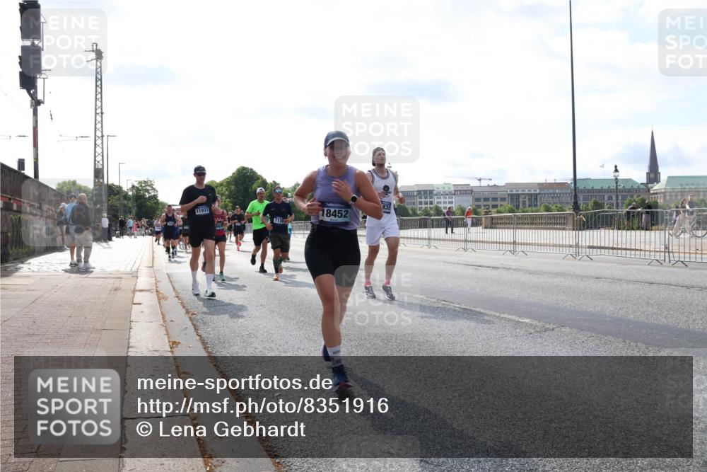 29.06.2025 - hella hamburg halbmarathon Lena Gebhardt http://msf.ph/oto/8351916 29.06.2025 10:01:10 Lombardsbrücke 11937, 1130, 18452, 835, 1130, 1387, 1420, 1611, 1726, 2006, 2091, 2354, 2363, 2490, 2936, 3059, 3141, 3425, 3625, 3663, 3740, 3983, 4068, 4238, 4249, 4319, 4370, 4616, 4649, 4708, 5033, 5418, 5675, 5870, 6087, 6147, 0000, 6487, 6531, 6591, 6714, 6757, 6835, 6924, 7287, 7658, 7757, 7759, 7761, 7846, 8030, 8045, 8046, 8191, 8255, 8326, 8478, 8632, 8691, 8923, 9124, 9553, 9555, 9577, 9932, 10074, 10188, 10271, 10383, 10576, 11465 meine-sportfotos.de