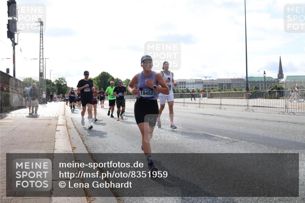 29.06.2025 - hella hamburg halbmarathon Lena Gebhardt http://msf.ph/oto/8351959 29.06.2025 10:01:10 Lombardsbrücke 11937, 18452, 1130, 1387, 1420, 1611, 1726, 2006, 2091, 2354, 2363, 2490, 2936, 3059, 3141, 3425, 3625, 3663, 3740, 3983, 4068, 4238, 4249, 4319, 4370, 4616, 4649, 4708, 5033, 5418, 5675, 5870, 6087, 6147, 0000, 6487, 6531, 6591, 6714, 6757, 6835, 6924, 7287, 7658, 7757, 7759, 7761, 7846, 8030, 8045, 8046, 8191, 8255, 8326, 8478, 8632, 8691, 8923, 9124, 9553, 9555, 9577, 9932, 10074, 10188, 10271, 10383, 10576, 11465 meine-sportfotos.de