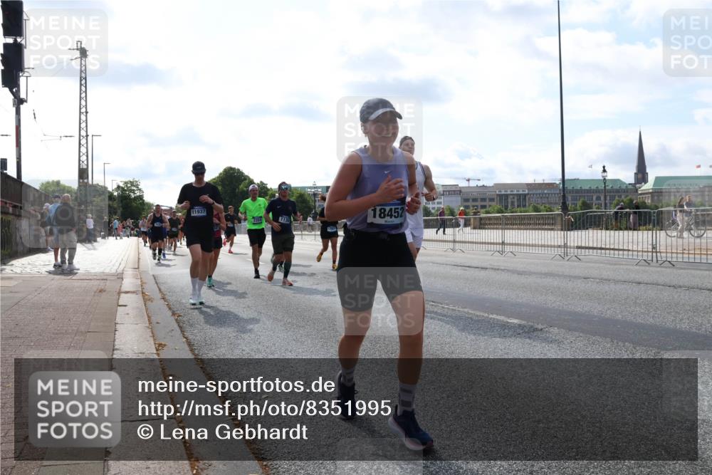 29.06.2025 - hella hamburg halbmarathon Lena Gebhardt http://msf.ph/oto/8351995 29.06.2025 10:01:10 Lombardsbrücke 11937, 18452, 1130, 1387, 1420, 1611, 1726, 2006, 2091, 2354, 2363, 2490, 2936, 3059, 3141, 3425, 3625, 3663, 3740, 3983, 4068, 4238, 4249, 4319, 4370, 4616, 4649, 4708, 5033, 5418, 5675, 5870, 6087, 6147, 0000, 6487, 6531, 6591, 6714, 6757, 6835, 6924, 7287, 7658, 7757, 7759, 7761, 7846, 8030, 8045, 8046, 8191, 8255, 8326, 8478, 8632, 8691, 8923, 9124, 9553, 9555, 9577, 9932, 10074, 10188, 10271, 10383, 10576, 11465 meine-sportfotos.de