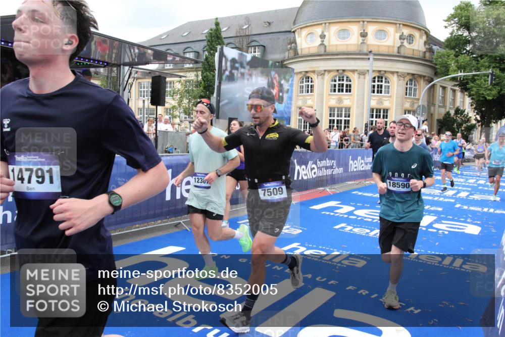 29.06.2025 - hella hamburg halbmarathon Michael Strokosch http://msf.ph/oto/8352005 29.06.2025 10:53:06 Ziel 2208, 3059, 3258, 3334, 4121, 7509, 7864, 8587, 9093, 9537, 12155, 12367, 12519, 12910, 14323, 14791, 15430, 18590, 18720, 19208 meine-sportfotos.de