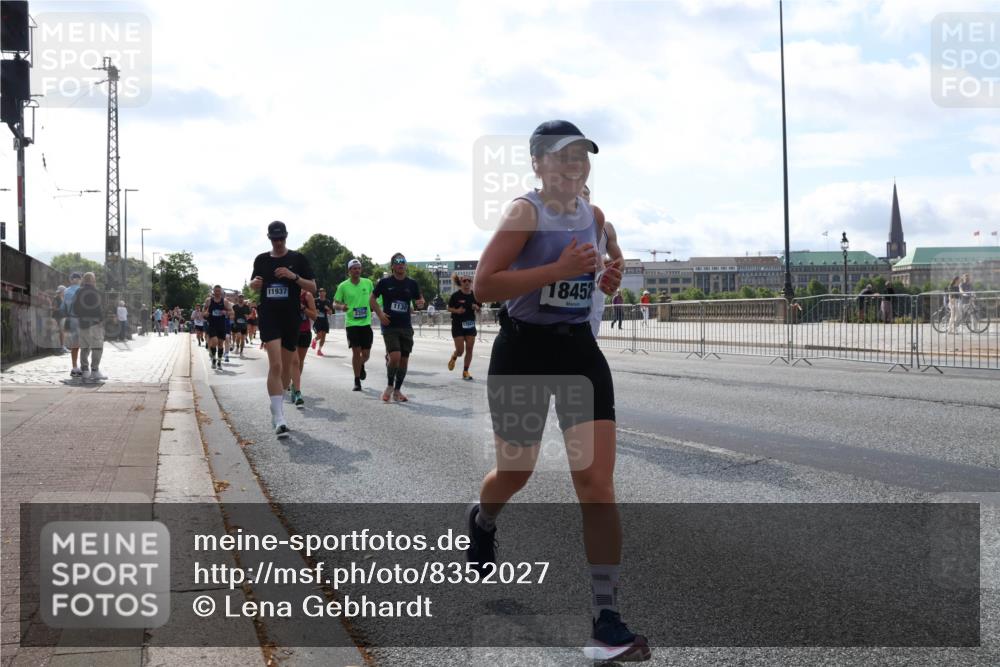29.06.2025 - hella hamburg halbmarathon Lena Gebhardt http://msf.ph/oto/8352027 29.06.2025 10:01:11 Lombardsbrücke 11937, 1130, 18452, 1130, 1387, 1420, 1726, 2006, 2091, 2354, 2363, 2490, 2936, 3059, 3141, 3425, 3625, 3663, 3740, 3983, 4068, 4238, 4249, 4319, 4370, 4616, 4649, 4708, 5033, 5418, 5675, 5870, 6087, 6147, 0000, 6487, 6531, 6591, 6714, 6757, 6835, 6924, 7287, 7658, 7757, 7759, 7761, 7846, 8030, 8045, 8046, 8191, 8255, 8326, 8478, 8632, 8691, 8923, 9124, 9553, 9555, 9577, 9932, 10074, 10188, 10271, 10383, 10576, 11465 meine-sportfotos.de
