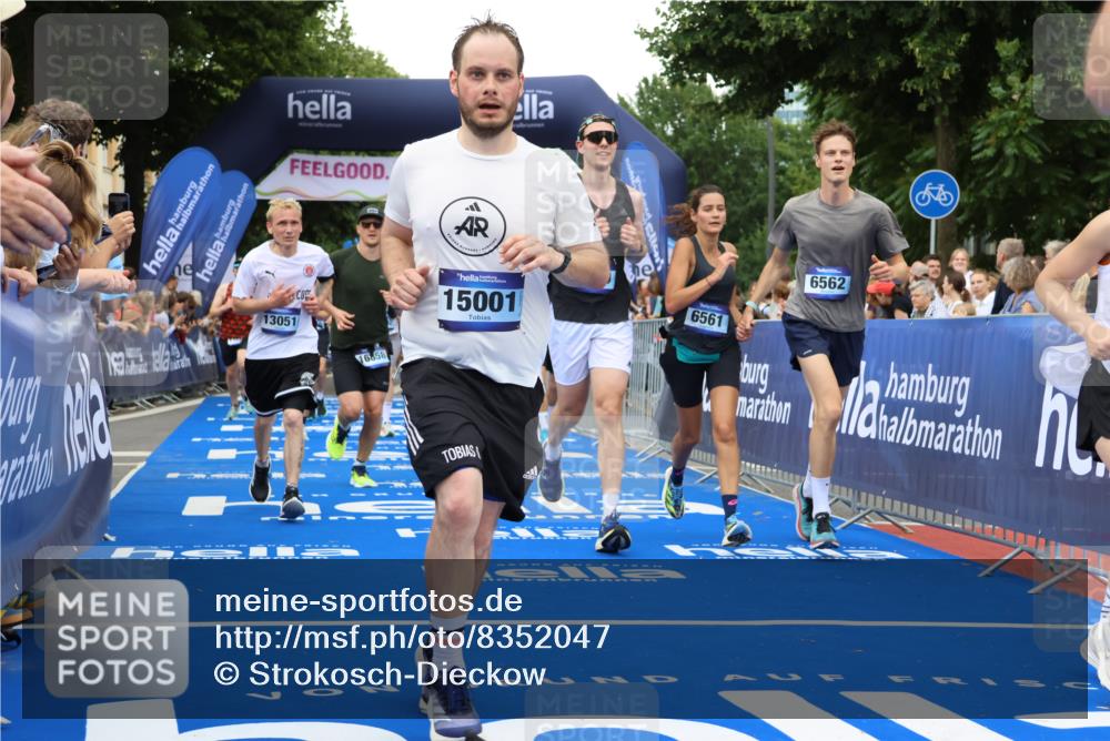 29.06.2025 - hella hamburg halbmarathon Strokosch-Dieckow http://msf.ph/oto/8352047 29.06.2025 10:52:34 Ziel 2346, 2670, 3715, 3952, 5116, 6561, 6562, 7178, 7232, 7475, 9145, 9739, 9869, 10115, 11459, 11689, 11791, 12450, 13051, 13301, 14122, 14561, 15001, 15980, 18982 meine-sportfotos.de