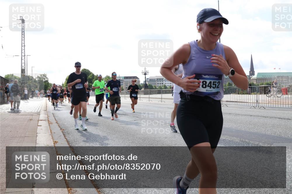 29.06.2025 - hella hamburg halbmarathon Lena Gebhardt http://msf.ph/oto/8352070 29.06.2025 10:01:11 Lombardsbrücke 11937, 1130, 17543, 8452, 1130, 1387, 1420, 1726, 2006, 2091, 2354, 2363, 2490, 2936, 3059, 3141, 3425, 3625, 3663, 3740, 3983, 4068, 4238, 4249, 4319, 4370, 4616, 4649, 4708, 5033, 5418, 5675, 5870, 6087, 6147, 0000, 6487, 6531, 6591, 6714, 6757, 6835, 6924, 7287, 7658, 7757, 7759, 7761, 7846, 8030, 8045, 8046, 8191, 8255, 8326, 8478, 8632, 8691, 8923, 9124, 9553, 9555, 9577, 9932, 10074, 10188, 10271, 10383, 10576, 11465 meine-sportfotos.de