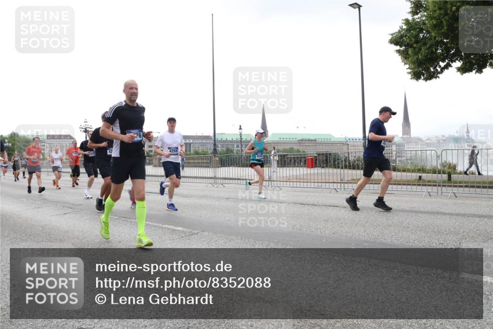 29.06.2025 - hella hamburg halbmarathon Lena Gebhardt http://msf.ph/oto/8352088 29.06.2025 10:38:45 Lombardsbrücke 4259, 56, 1232, 1390, 1451, 1596, 1721, 1791, 2113, 2151, 2498, 2524, 2534, 2576, 2660, 2693, 3010, 3094, 3095, 3216, 3286, 3307, 3323, 3338, 3635, 3636, 3726, 3745, 3777, 3841, 3927, 4028, 4139, 4155, 4159, 4257, 4259, 4260, 4316, 4320, 4883, 4964, 5085, 5089, 5155, 5617, 5684, 5735, 5913, 6062, 6695, 6696, 6875, 7117, 7148, 7263, 7371, 7561, 7692, 7849, 7868, 8367, 8783, 9708, 10072, 10554, 13060 meine-sportfotos.de