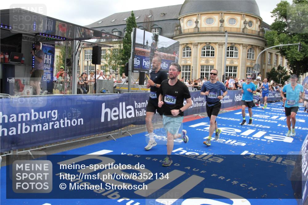 29.06.2025 - hella hamburg halbmarathon Michael Strokosch http://msf.ph/oto/8352134 29.06.2025 10:53:07 Ziel 2208, 3059, 3258, 3334, 4121, 7509, 7864, 8587, 9093, 9537, 12155, 12367, 12519, 12910, 14323, 14791, 18590, 19208 meine-sportfotos.de