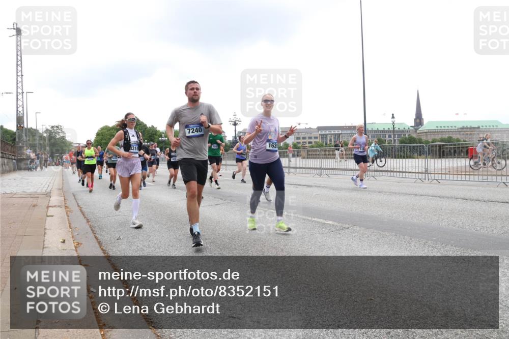 29.06.2025 - hella hamburg halbmarathon Lena Gebhardt http://msf.ph/oto/8352151 29.06.2025 10:47:59 Lombardsbrücke 8310, 7240, 1639, 1045, 1157, 1174, 1175, 1246, 1392, 1434, 1618, 1639, 1645, 1701, 1926, 2037, 2163, 2197, 2418, 2491, 2545, 2650, 2704, 2756, 2790, 2882, 2958, 3049, 3468, 3504, 3679, 3933, 4037, 4327, 4423, 4588, 4856, 5585, 5621, 5622, 5886, 5952, 7240, 7393, 7394, 7427, 7916, 7970, 8077, 8310, 8521, 8550, 8774, 9356, 9687, 9696, 9697, 9921, 10145, 10658, 10777, 10794, 10991, 11351, 11458, 11548, 11730, 11742, 11781, 11802, 11909, 12431 meine-sportfotos.de