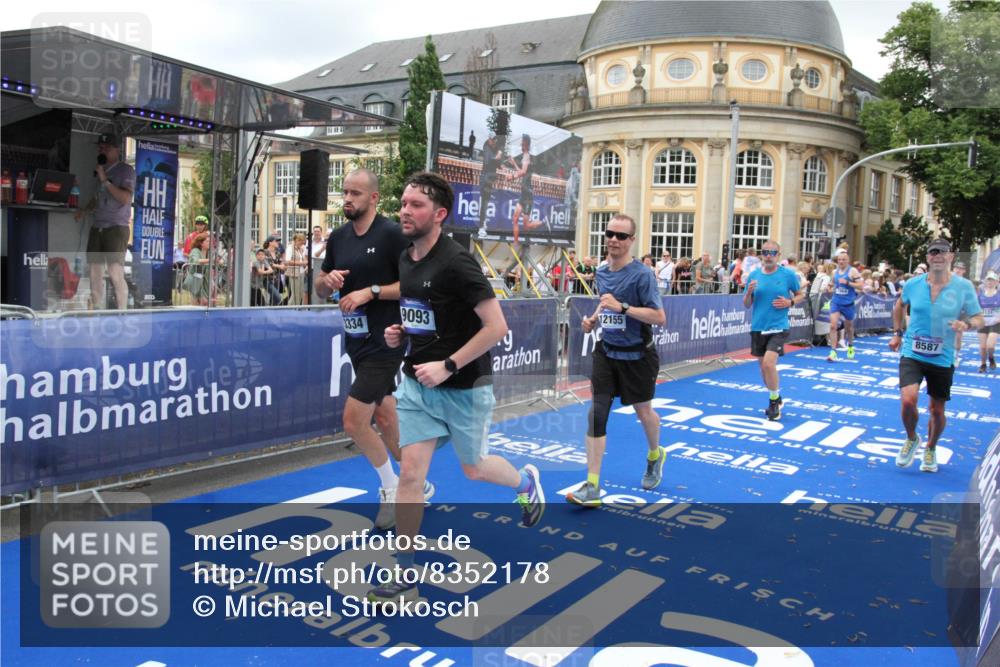 29.06.2025 - hella hamburg halbmarathon Michael Strokosch http://msf.ph/oto/8352178 29.06.2025 10:53:07 Ziel 2208, 3059, 3258, 3334, 4121, 7509, 7864, 8587, 9093, 9537, 12155, 12367, 12519, 12910, 14323, 14791, 18590, 19208 meine-sportfotos.de