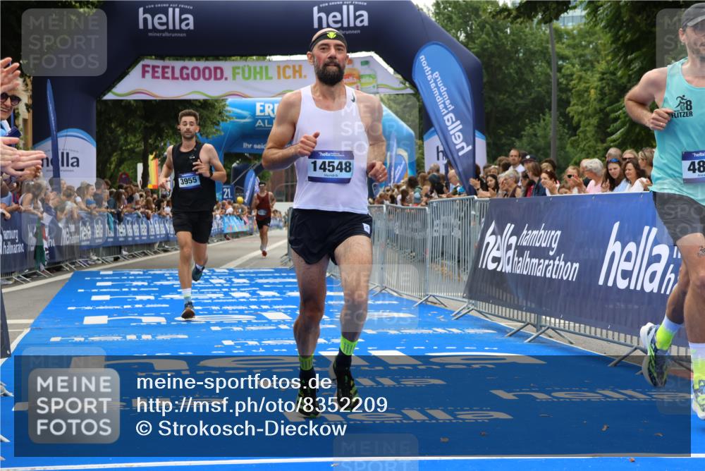 29.06.2025 - hella hamburg halbmarathon Strokosch-Dieckow http://msf.ph/oto/8352209 29.06.2025 10:31:18 Ziel 3955, 4812, 10017, 10298, 11857, 12232, 14450, 14548, 19042, 19118 meine-sportfotos.de
