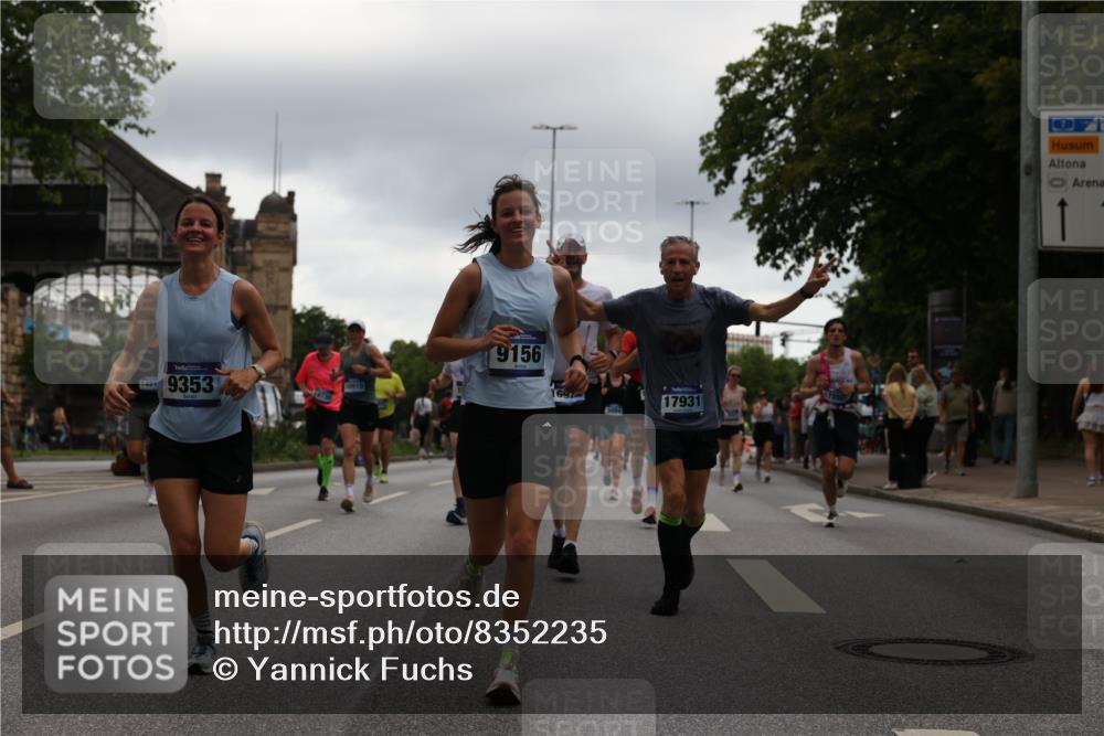 29.06.2025 - hella hamburg halbmarathon Yannick Fuchs http://msf.ph/oto/8352235 29.06.2025 10:52:51 20KM 1285, 1642, 1946, 1951, 2027, 2677, 2711, 2855, 5084, 5347, 5633, 6208, 6636, 6860, 6997, 7476, 8392, 8929, 9156, 9353, 9553, 9555, 9655, 9835, 10539, 10915, 12809, 13407, 14375, 14631, 14914, 15263, 15824, 16160, 16206, 16409, 16563, 16922, 16924, 17017, 17346, 17665, 17782, 17810, 17839, 17852, 17931, 17967, 18112, 18232, 18266, 18556, 18682, 18730, 18833, 18954, 19002, 19003 meine-sportfotos.de