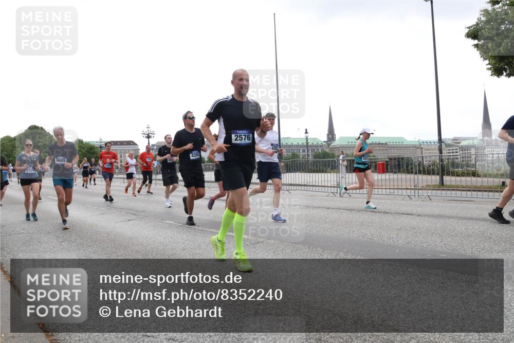 29.06.2025 - hella hamburg halbmarathon Lena Gebhardt http://msf.ph/oto/8352240 29.06.2025 10:38:46 Lombardsbrücke 15, 9689, 2693, 4260, 2576, 56, 1232, 1390, 1451, 1721, 1791, 2113, 2151, 2524, 2534, 2576, 2660, 2693, 3010, 3094, 3095, 3216, 3286, 3307, 3323, 3338, 3635, 3636, 3726, 3745, 3777, 3841, 3927, 4028, 4139, 4155, 4159, 4257, 4259, 4260, 4316, 4320, 4410, 4883, 4964, 5085, 5089, 5155, 5617, 5684, 5735, 5913, 6062, 6695, 6696, 6875, 7117, 7148, 7263, 7371, 7561, 7692, 7849, 7868, 8367, 8783, 9708, 10072, 10554, 13060 meine-sportfotos.de