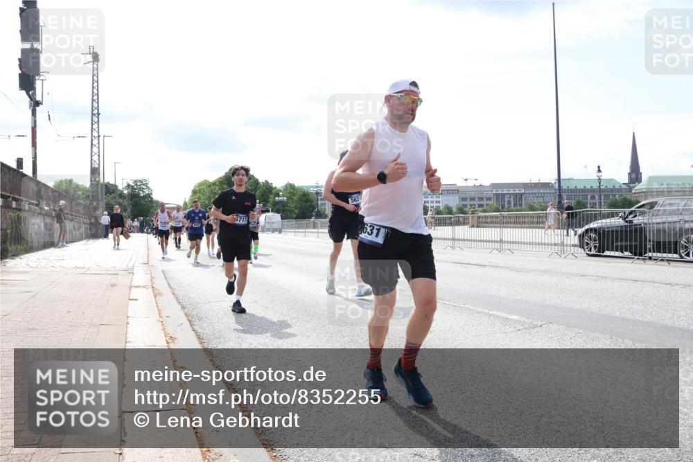29.06.2025 - hella hamburg halbmarathon Lena Gebhardt http://msf.ph/oto/8352255 29.06.2025 10:13:48 Lombardsbrücke 563, 5717, 631, 1007, 1131, 1194, 1480, 1859, 2055, 2359, 2721, 2904, 2987, 3729, 4001, 4187, 4795, 4950, 4962, 5232, 5546, 5631, 5719, 6026, 6710, 6717, 6724, 7346, 7446, 7447, 7460, 7462, 7913, 8279, 8673, 9128, 9527, 9612, 9631, 10442, 10443, 10977, 11441, 11987, 12313, 12797, 12928, 12929, 13331, 13788, 13928, 15085, 15482, 15663, 15721, 15722, 15840, 16491, 17439, 17472, 17474, 17985, 18041, 18222, 18231, 18236, 18239 meine-sportfotos.de