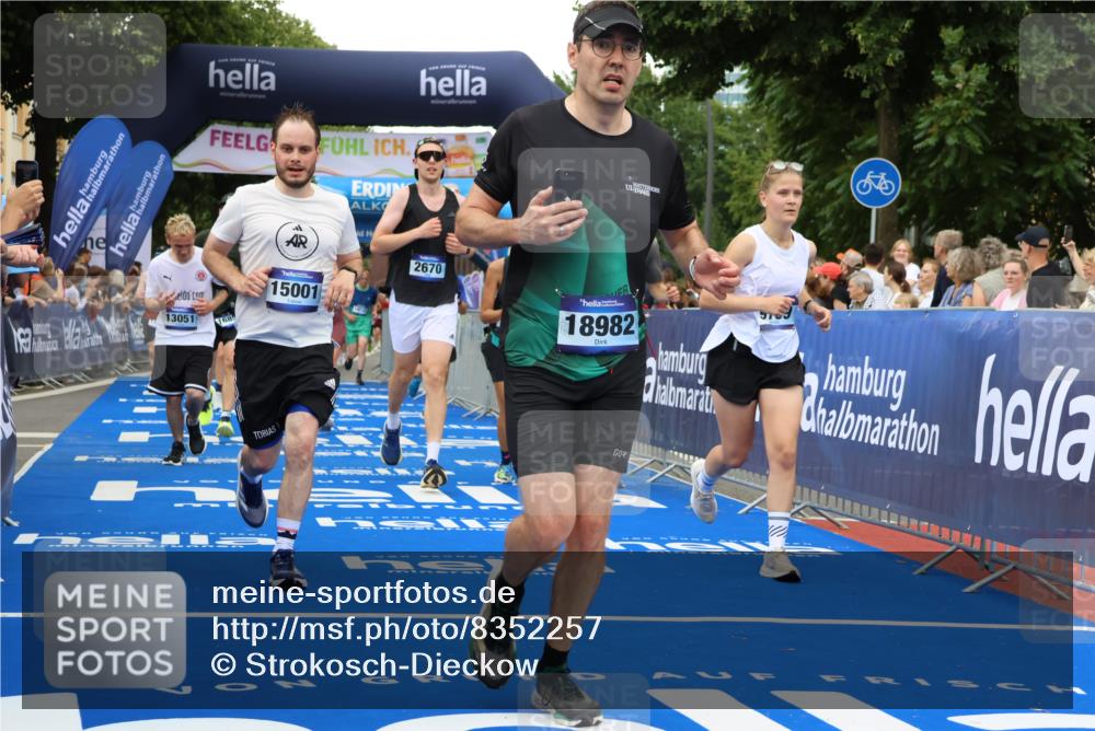29.06.2025 - hella hamburg halbmarathon Strokosch-Dieckow http://msf.ph/oto/8352257 29.06.2025 10:52:33 Ziel 2346, 2670, 3715, 3952, 6561, 6562, 7178, 7232, 7475, 8371, 8661, 9145, 9739, 10115, 11459, 11689, 11791, 12450, 13051, 13301, 14122, 14561, 15001, 15980, 18982 meine-sportfotos.de