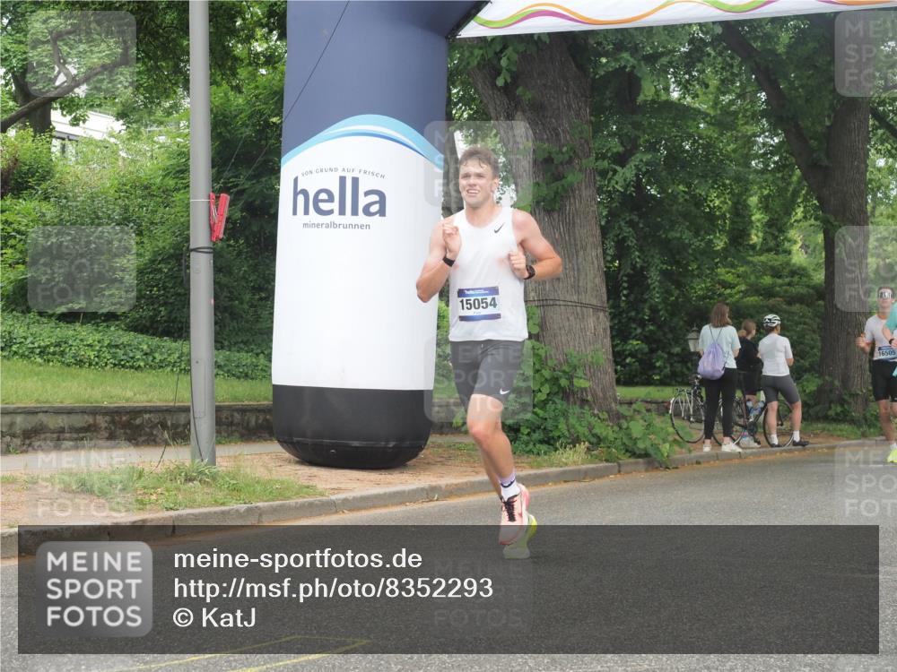 29.06.2025 - hella hamburg halbmarathon KatJ http://msf.ph/oto/8352293 29.06.2025 10:21:28 Zwischen KM18-KM19 1894, 4812, 5660 meine-sportfotos.de