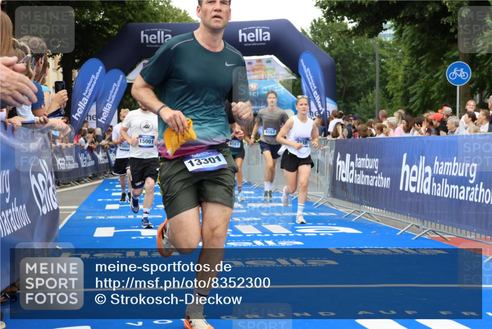 29.06.2025 - hella hamburg halbmarathon Strokosch-Dieckow http://msf.ph/oto/8352300 29.06.2025 10:52:32 Ziel 2346, 2670, 3715, 3952, 6561, 6562, 7178, 7232, 7475, 8371, 8661, 9145, 9739, 9876, 10115, 11459, 11689, 11791, 12450, 13015, 13051, 13301, 14122, 14561, 15001, 15980, 18982 meine-sportfotos.de