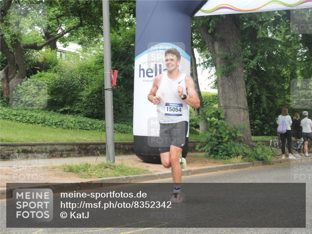 29.06.2025 - hella hamburg halbmarathon KatJ http://msf.ph/oto/8352342 29.06.2025 10:21:28 Zwischen KM18-KM19 1894, 4812, 5660 meine-sportfotos.de