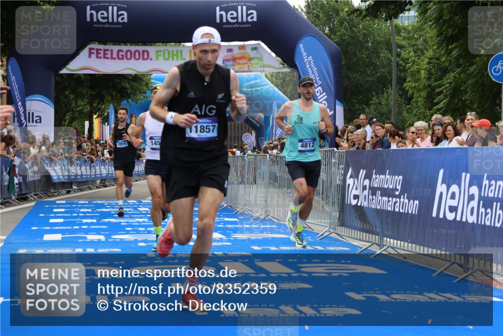 29.06.2025 - hella hamburg halbmarathon Strokosch-Dieckow http://msf.ph/oto/8352359 29.06.2025 10:31:16 Ziel 3201, 3955, 4812, 10017, 10298, 11857, 12232, 13754, 14450, 14548, 19042 meine-sportfotos.de