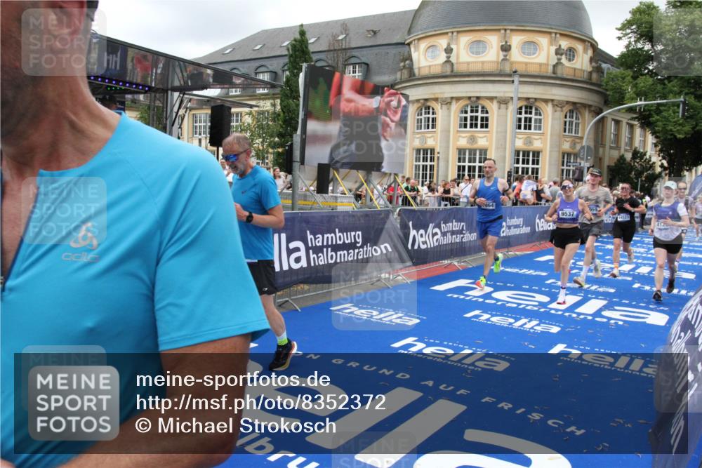 29.06.2025 - hella hamburg halbmarathon Michael Strokosch http://msf.ph/oto/8352372 29.06.2025 10:53:09 Ziel 2111, 2208, 3059, 3258, 3334, 4121, 7864, 8587, 9093, 9537, 12155, 12910, 14323, 19208 meine-sportfotos.de