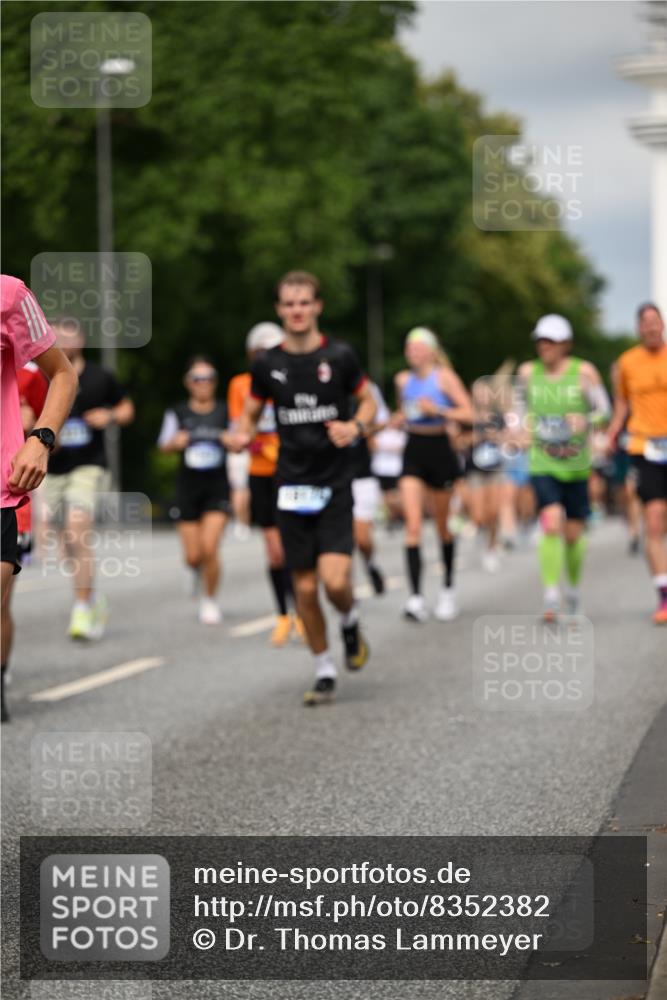 29.06.2025 - hella hamburg halbmarathon Dr. Thomas Lammeyer http://msf.ph/oto/8352382 29.06.2025 10:18:44 Kennedybrücke 1071, 1131, 1480, 1728, 1745, 2046, 2281, 2690, 3025, 3454, 3507, 3509, 3691, 4641, 5191, 5800, 6181, 6366, 6717, 6724, 7195, 7442, 7446, 7447, 7881, 8055, 8239, 8275, 8522, 8563, 8755, 8854, 8892, 9173, 9663, 9709, 10224, 10589, 10717, 10977, 11271 meine-sportfotos.de