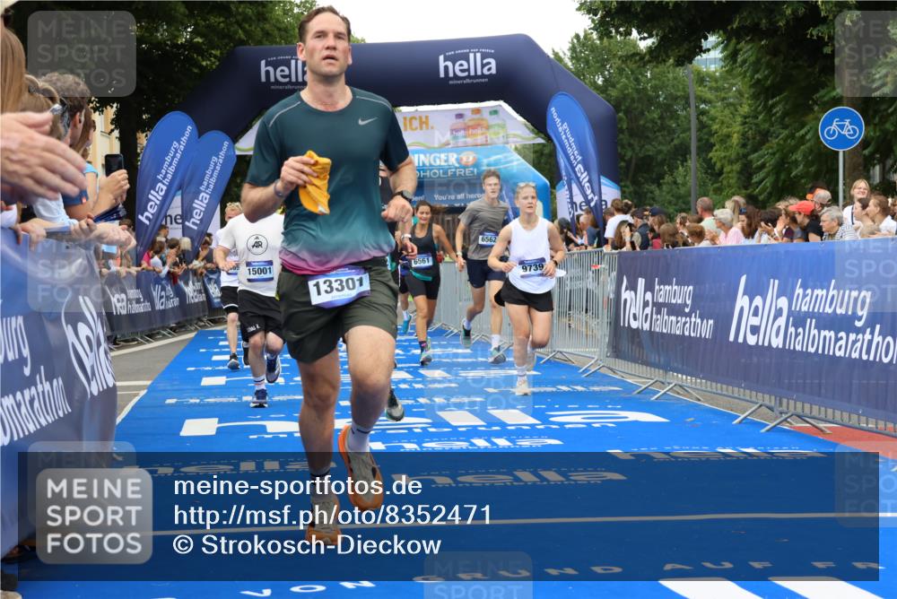 29.06.2025 - hella hamburg halbmarathon Strokosch-Dieckow http://msf.ph/oto/8352471 29.06.2025 10:52:32 Ziel 2346, 2670, 3715, 3952, 6561, 6562, 7178, 7232, 7475, 8371, 8661, 9145, 9739, 9876, 10115, 11459, 11689, 11791, 12450, 13015, 13051, 13301, 14122, 14561, 15001, 15980, 18982 meine-sportfotos.de