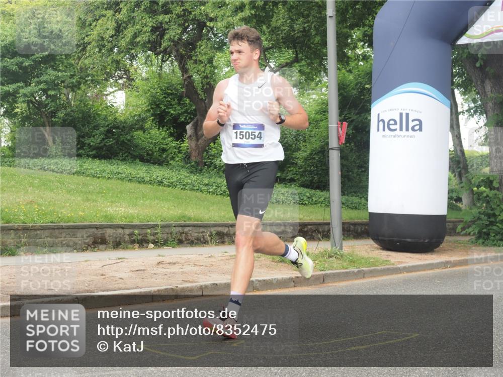 29.06.2025 - hella hamburg halbmarathon KatJ http://msf.ph/oto/8352475 29.06.2025 10:21:28 Zwischen KM18-KM19 1894, 4812, 5660 meine-sportfotos.de