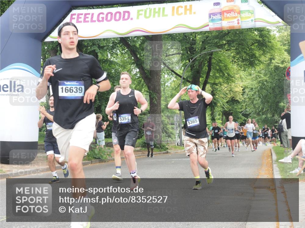 29.06.2025 - hella hamburg halbmarathon KatJ http://msf.ph/oto/8352527 29.06.2025 10:51:10 Zwischen KM18-KM19 2698, 3572, 5354, 5365, 8578 meine-sportfotos.de
