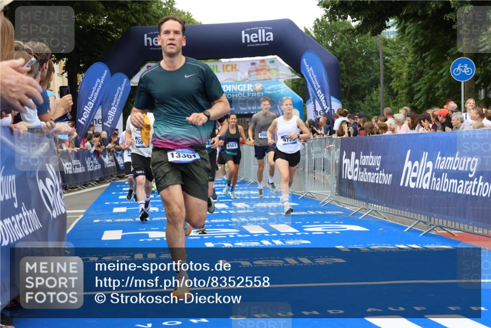 29.06.2025 - hella hamburg halbmarathon Strokosch-Dieckow http://msf.ph/oto/8352558 29.06.2025 10:52:32 Ziel 2346, 2670, 3715, 3952, 6561, 6562, 7178, 7232, 7475, 8371, 8661, 9145, 9739, 9876, 10115, 11459, 11689, 11791, 12450, 13015, 13051, 13301, 14122, 14561, 15001, 15980, 18982 meine-sportfotos.de