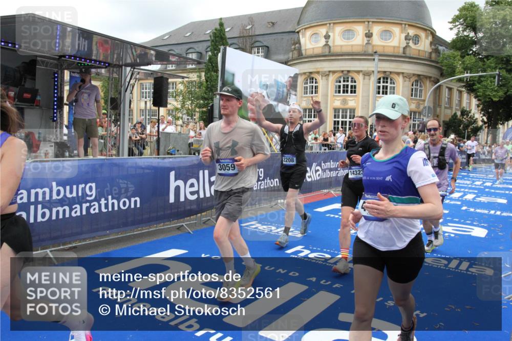 29.06.2025 - hella hamburg halbmarathon Michael Strokosch http://msf.ph/oto/8352561 29.06.2025 10:53:11 Ziel 2111, 2208, 3059, 3258, 4121, 7864, 8587, 9537, 14323, 16986, 19208 meine-sportfotos.de