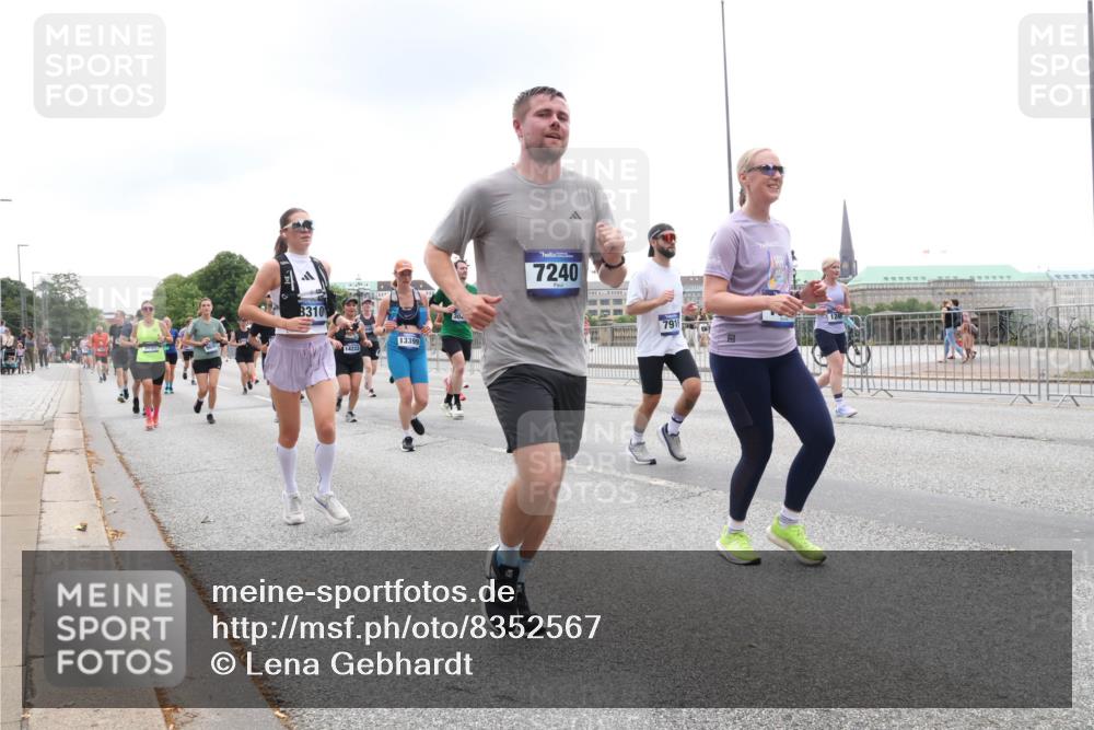 29.06.2025 - hella hamburg halbmarathon Lena Gebhardt http://msf.ph/oto/8352567 29.06.2025 10:48:00 Lombardsbrücke 7240, 1045, 1157, 1174, 1175, 1246, 1392, 1618, 1639, 1645, 1701, 1926, 2037, 2163, 2197, 2418, 2491, 2545, 2650, 2704, 2756, 2790, 2882, 2958, 3049, 3320, 3468, 3504, 3679, 3933, 4037, 4327, 4423, 4588, 4856, 5585, 5621, 5622, 5886, 5952, 7240, 7393, 7394, 7427, 7532, 7916, 7970, 8077, 8310, 8521, 8550, 8774, 9356, 9687, 9696, 9697, 9921, 10145, 10658, 10777, 10794, 10991, 11351, 11548, 11730, 11742, 11781, 11802, 11909, 12431 meine-sportfotos.de