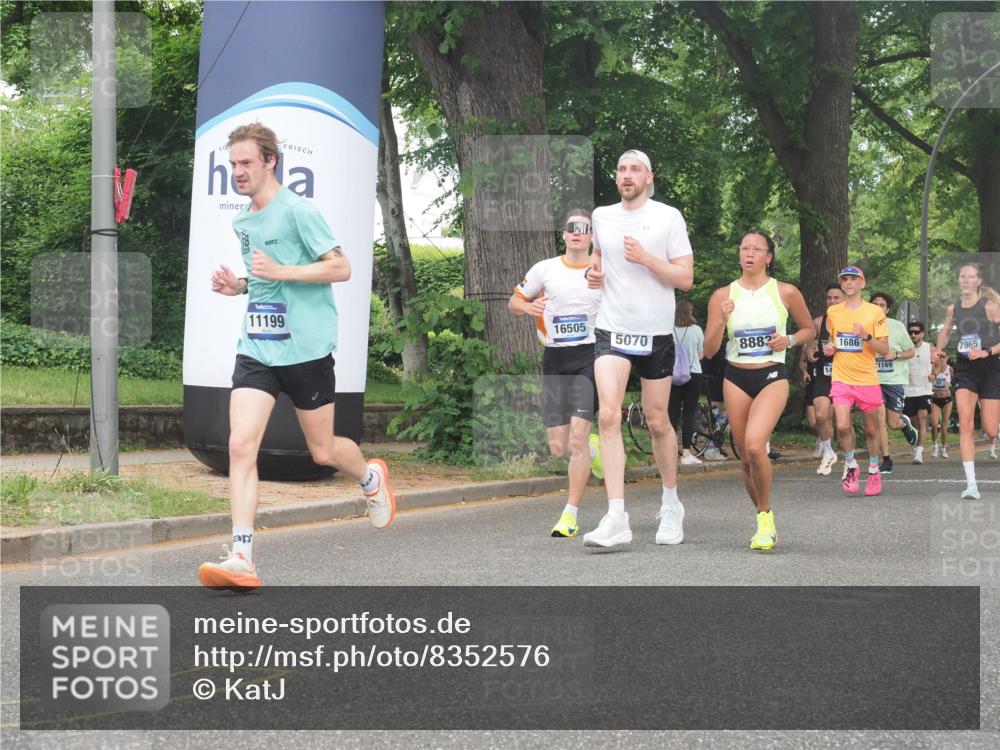 29.06.2025 - hella hamburg halbmarathon KatJ http://msf.ph/oto/8352576 29.06.2025 10:21:30 Zwischen KM18-KM19 1894, 5070, 5660 meine-sportfotos.de