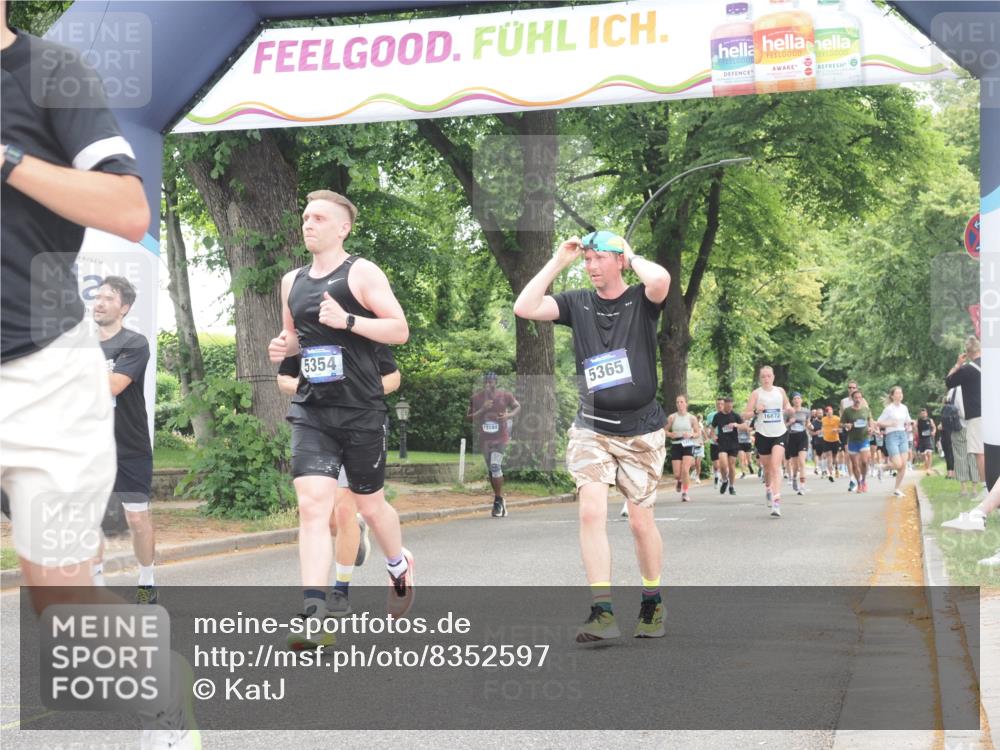 29.06.2025 - hella hamburg halbmarathon KatJ http://msf.ph/oto/8352597 29.06.2025 10:51:11 Zwischen KM18-KM19 2698, 5354, 5365, 8578 meine-sportfotos.de