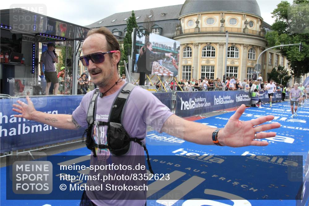 29.06.2025 - hella hamburg halbmarathon Michael Strokosch http://msf.ph/oto/8352623 29.06.2025 10:53:13 Ziel 2111, 2208, 3059, 4121, 7383, 7864, 8273, 8361, 9537, 14323, 16929, 16986, 19208 meine-sportfotos.de