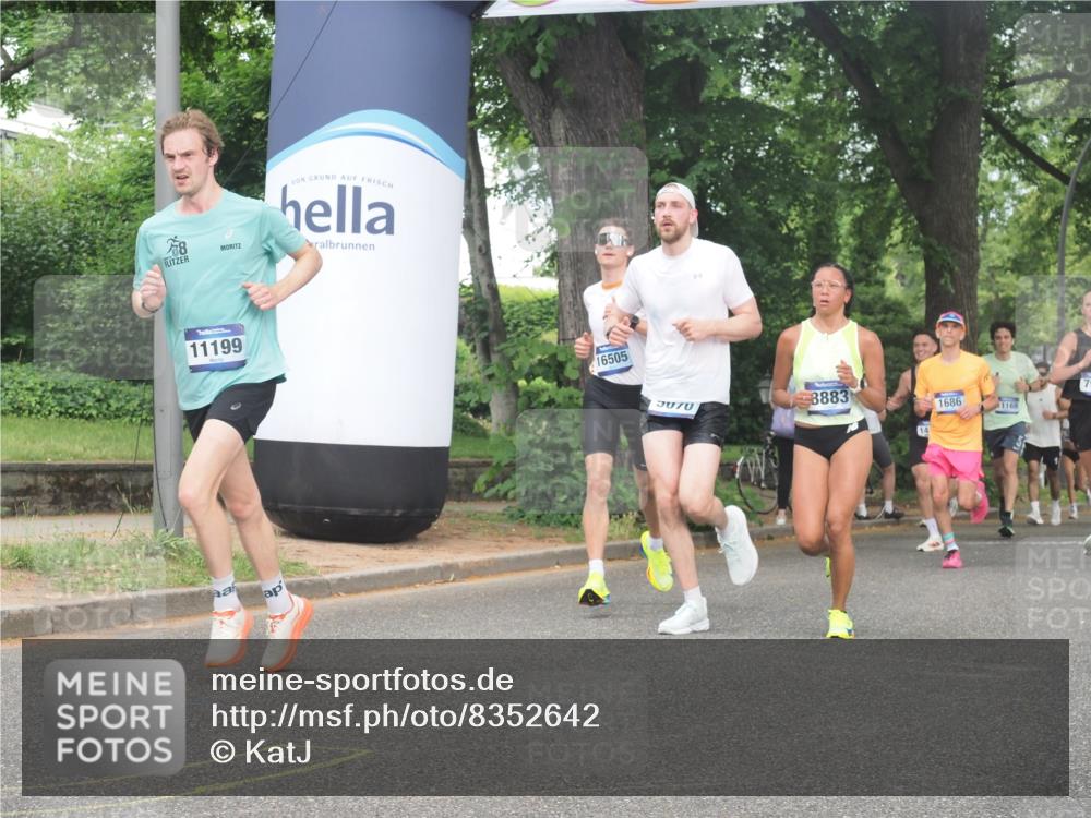 29.06.2025 - hella hamburg halbmarathon KatJ http://msf.ph/oto/8352642 29.06.2025 10:21:30 Zwischen KM18-KM19 1894, 5070, 5660 meine-sportfotos.de