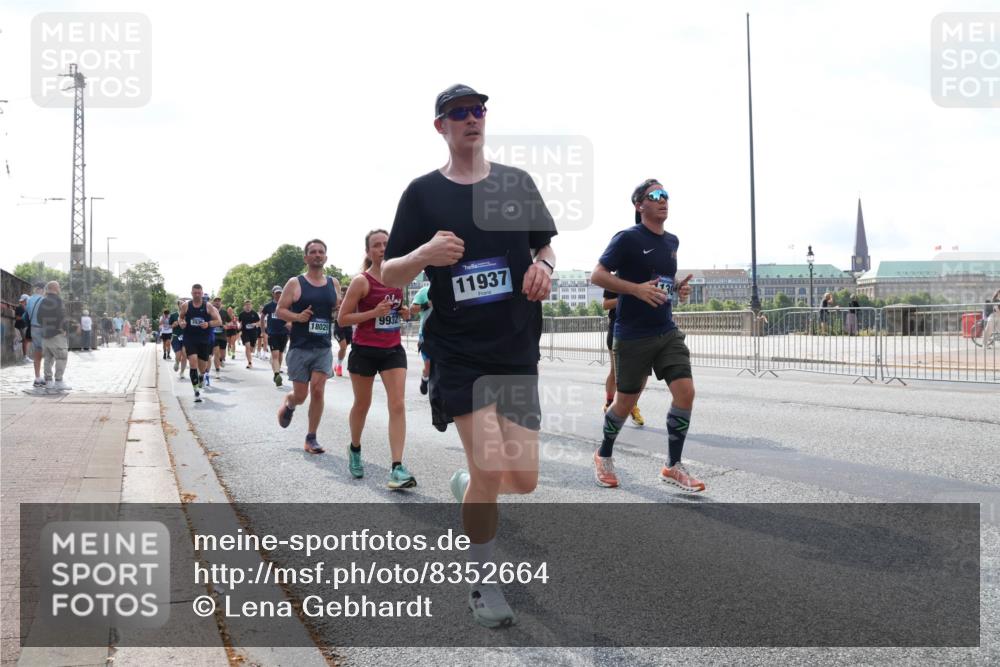 29.06.2025 - hella hamburg halbmarathon Lena Gebhardt http://msf.ph/oto/8352664 29.06.2025 10:01:12 Lombardsbrücke 18029, 9932, 11937, 1130, 1387, 1420, 1726, 2006, 2091, 2354, 2363, 2490, 2936, 3059, 3141, 3425, 3625, 3663, 3740, 3983, 4068, 4238, 4249, 4319, 4370, 4616, 4649, 4708, 5033, 5418, 5675, 5870, 6087, 6147, 0000, 6487, 6531, 6591, 6714, 6757, 6835, 6924, 7287, 7658, 7757, 7759, 7761, 7846, 8030, 8045, 8046, 8191, 8255, 8326, 8478, 8632, 8691, 8923, 9124, 9577, 9932, 10074, 10188, 10271, 10383, 10576, 11465 meine-sportfotos.de