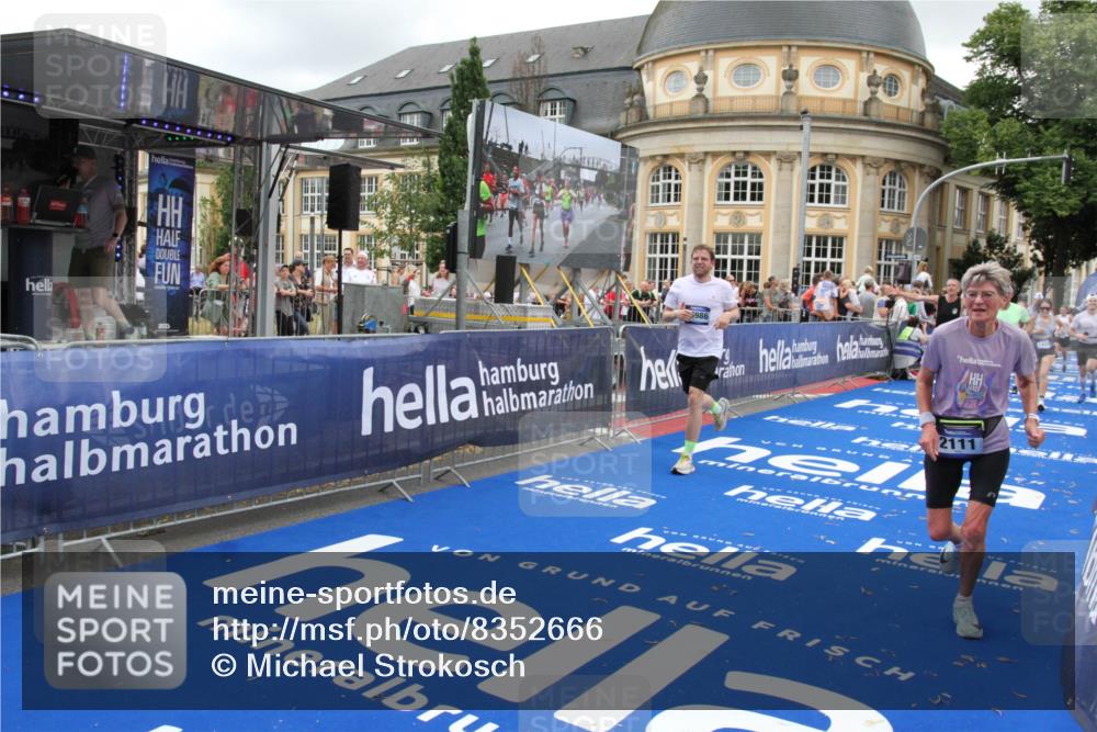 29.06.2025 - hella hamburg halbmarathon Michael Strokosch http://msf.ph/oto/8352666 29.06.2025 10:53:16 Ziel 2111, 7383, 8273, 8361, 9142, 12875, 15179, 16929, 16986 meine-sportfotos.de