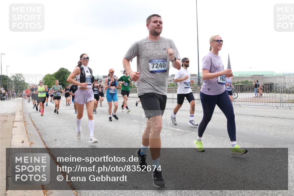 29.06.2025 - hella hamburg halbmarathon Lena Gebhardt http://msf.ph/oto/8352674 29.06.2025 10:48:00 Lombardsbrücke 8310, 14222, 13399, 3049, 7240, 791, 163, 124, 1045, 1157, 1174, 1175, 1246, 1392, 1618, 1639, 1645, 1701, 1926, 2037, 2163, 2197, 2418, 2491, 2545, 2650, 2704, 2756, 2790, 2882, 2958, 3049, 3320, 3468, 3504, 3679, 3933, 4037, 4327, 4423, 4588, 4856, 5585, 5621, 5622, 5886, 5952, 7240, 7393, 7394, 7427, 7532, 7916, 7970, 8077, 8310, 8521, 8550, 8774, 9356, 9687, 9696, 9697, 9921, 10145, 10658, 10777, 10794, 10991, 11351, 11548, 11730, 11742, 11781, 11802, 11909, 12431 meine-sportfotos.de